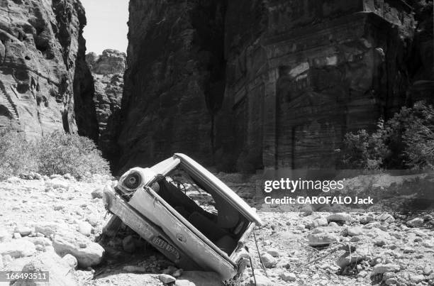 Drama In Jordan. Jordanie- 12 Avril 1963- Lors d'un pèlerinage en terre Sainte, 22 jeunes femmes Françaises sur 25 ont trouvé la mort. Le groupe a...