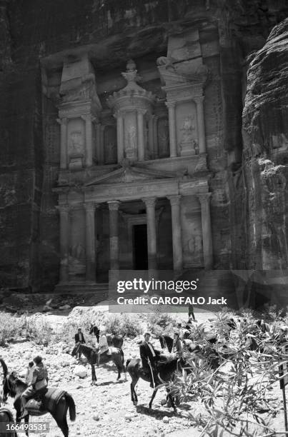 Drama In Jordan. Jordanie- 12 Avril 1963- Lors d'un pèlerinage en terre Sainte, 22 jeunes femmes Françaises sur 25 ont trouvé la mort. Le groupe a...