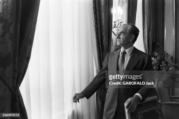Rendezvous With The Shah Of Iran. Téhéran- Août 1978- Au Palais de Saadabad, le Shah Mohammad Reza PAHLAVI debout près des rideaux de son bureau.