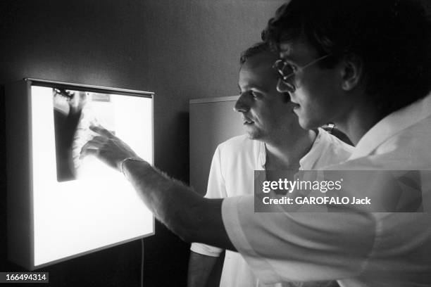 Reconciliation Between Patrick Battiston And Harald Schumacher. Metz - 17 juillet 1982 - Suite à son agression par Harald SCHUMACHER, gardien de but...