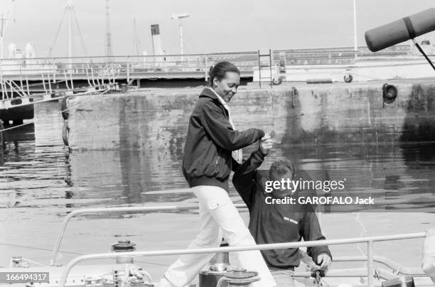 Transat In Double: Lorient-Bermuda-Lorient. Lorient - 20 mai 1983 - Dans un port, lors de la préparation du voilier PAUL RICARD du navigateur Eric...