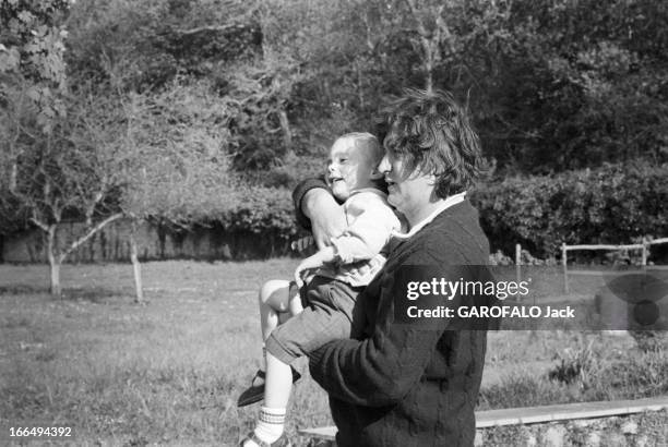 Olivier De Kersauson With Family. Sarthe- 8 mai 1982- Olivier DE KERSAUSON avec son fils Arthur dans son jardin.