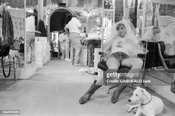 Close-Up Of Ariane Larteguy In 1979. 24 Juillet 1979 Ariane LARTEGUY , mannequin et fille de Jean Lartéguy journaliste et romancier, avec son chien...