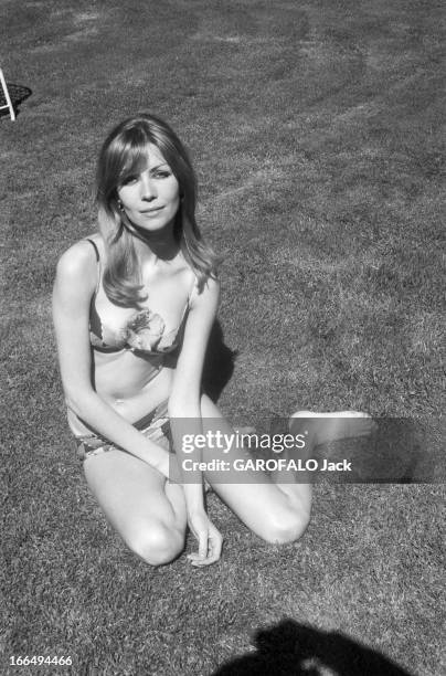 Rendezvous With Kyra. Etats-Unis, Los Angeles, 24 avril 1967, KYRA est mannequin et actrice à Hollywood. Elle reçoit l'équipe de la revue Paris Match...