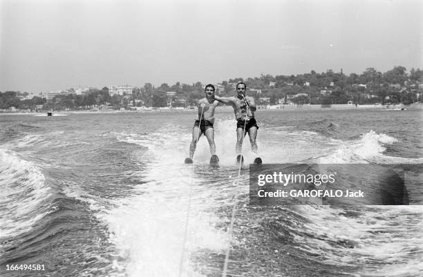 Holidays Of King Hussein Of Jordan In Cannes With His Young Brother Hassan. France, Cannes, 9 juillet 1965, le roi HUSSEIN de Jordanie passe ses...