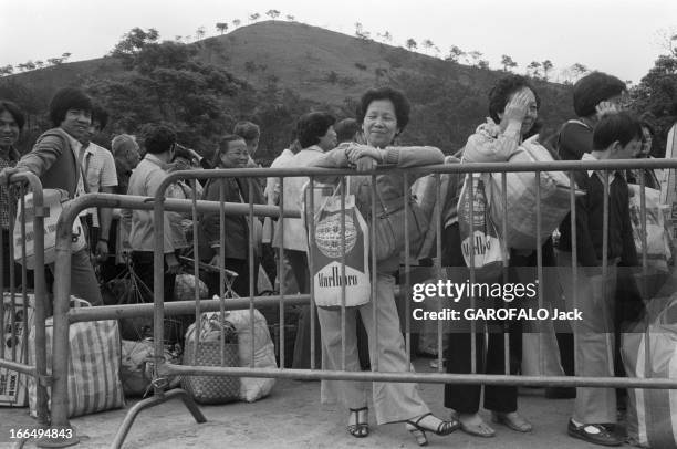 Visit Of Hong Kong. Hong-Kong, 10 avril 1981, la colonie britannique a été rétrocédée à la Chine en 1997. Ici en extérieur, des voyageurs chargés de...