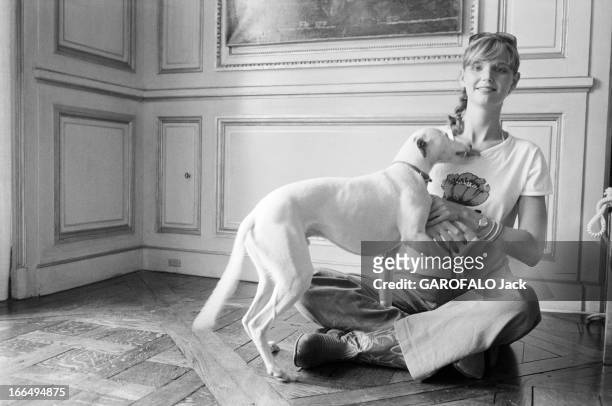 Close-Up Of Ariane Larteguy In 1979. 24 Juillet 1979 Ariane LARTEGUY , mannequin et fille de Jean Lartéguy journaliste et romancier, avec son chien...