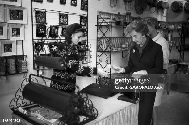 Rendezvous With Ingrid Of Denmark And The Duchess Fouche Of Otranto On Holiday In France. France, Baux-de-Provence, 27 octobre 1966, Vacances dans le...