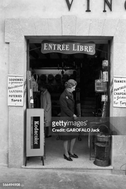 Rendezvous With Ingrid Of Denmark And The Duchess Fouche Of Otranto On Holiday In France. France, Baux-de-Provence, 27 octobre 1966, Vacances dans le...