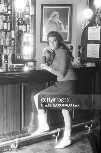 Rendezvous With Samantha Eggar In Paris. France, Paris, 19 avril 1966, l'actrice anglaise Samantha EGGAR visite la capitale française. Après un...