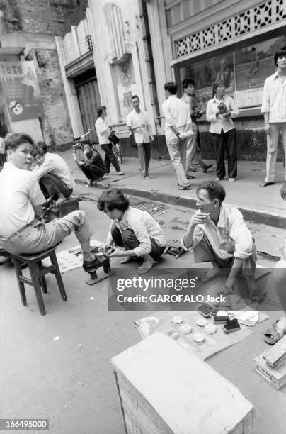 People'S Republic Of China. Shanghai - Octobre 1981 - Un homme se faisant cirer les chaussures dans une rue.