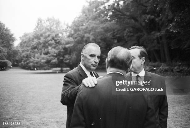 Farewell Dinner Of Georges Pompidou. Paris- 11 juillet 1968- A Matignon, le dîner d'adieu de Georges POMPIDOU, premier ministre, posant une main sur...