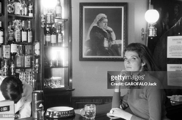 Rendezvous With Samantha Eggar In Paris. France, Paris, 19 avril 1966, l'actrice anglaise Samantha EGGAR visite la capitale française. Après un...