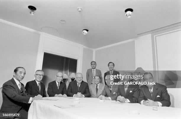 Ten Representatives Of Japanese Banks And Industries Received In Paris. Paris - 7 décembre 1980 - Dix représentants des banques et industries...