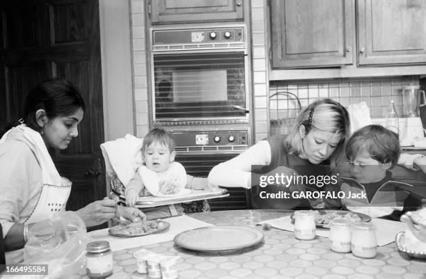 Christine Dassin Widow Of Joe Dassin And Her 2 Children In 1981. FRANCE, 1981 Jonathan et Julien les enfants de Joe DASSIN et leur mère Christine...