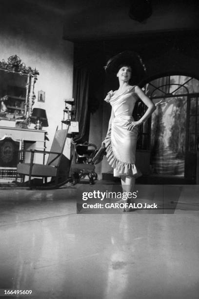 The Theater Play 'Orvet' By Jean Renoir With Leslie Caron. Paris, France, 1955 --- Au théâtre de la Renaissance, la comédienne Leslie CARON répète le...