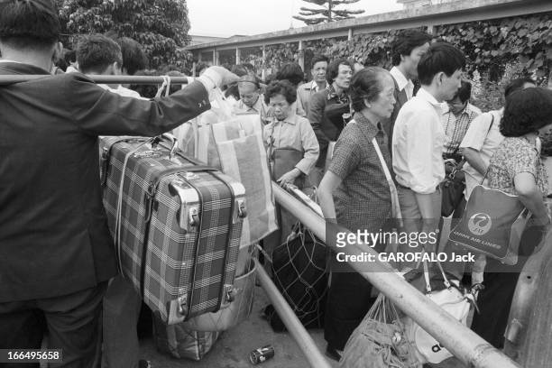 Visit Of Hong Kong. Hong-Kong, 10 avril 1981, la colonie britannique a été rétrocédée à la Chine en 1997. Ici des voyageurs chargés de bagages et...