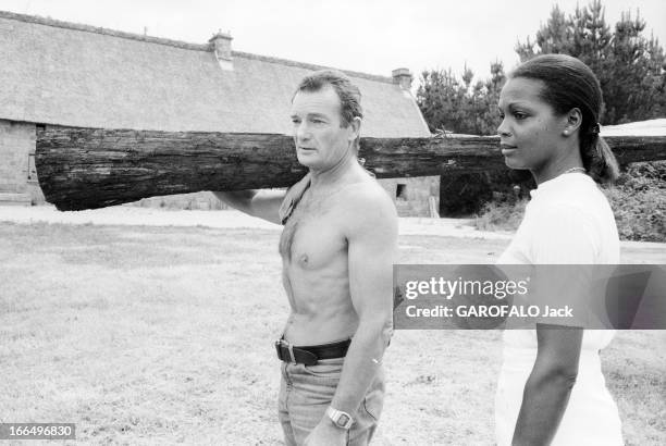 Rendezvous With Eric Tabarly. Le 21 octobre 1981, le navigateur français Eric TABERLY, chez lui, dans sa propriété de Gouesnach en Bretagne, avec sa...