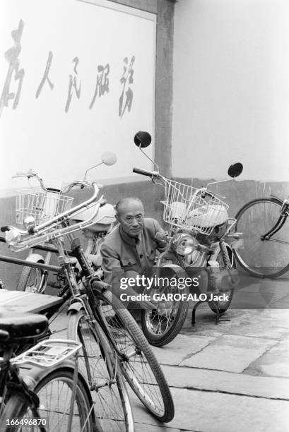 People'S Republic Of China. Pékin - Octobre 1981 - Le prince PU SONG CHUANG, professeur de dessin, arrière-petit-fils de l'empereur TAO KOUANG,...