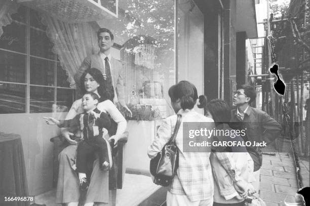 People'S Republic Of China. Shanghai - Octobre 1981 - Dans une rue, des passants regardant des mannequins dans la vitrine d'un magasin, habillés à la...