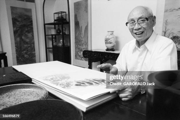 People'S Republic Of China. Shanghai - Octobre 1981 - Portrait de Lin JUNGJI, président du syndicat des capitalistes, souriant, assis à une table...