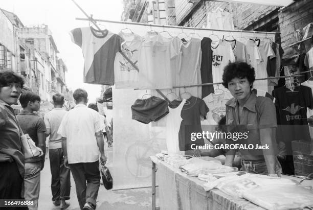 People'S Republic Of China. Shanghai - Octobre 1981 - Un stand de marchands de vêtements installé dans une rue commerçante de la ville.