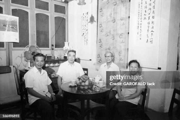 People'S Republic Of China. Shanghai - Octobre 1981 - Des personnes non identifiées assises autour d'une table, prenant le thé.