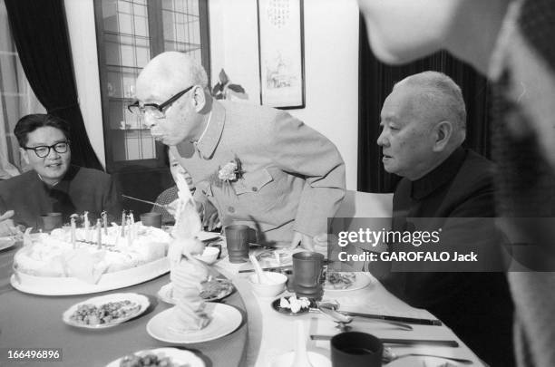 People'S Republic Of China. Shanghai - Octobre 1981 - Lin JUNGJI, président du syndicat des capitalistes, portant le costume appelé 'Zhongshan...