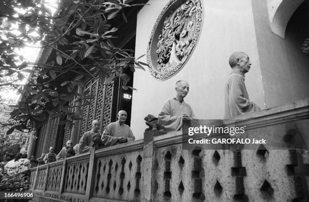 People'S Republic Of China. Shanghai - Octobre 1981 - Une procession de moines bouddhistes lors d'une cérémonie au TEMPLE DU BOUDDHA DE JADE.