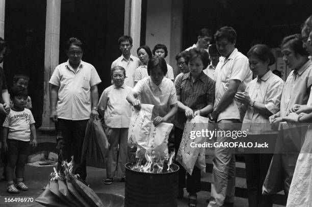 People'S Republic Of China. Shanghai - Octobre 1981 - Des personnes bouddhistes lors d'une cérémonie au TEMPLE DU BOUDDHA DE JADE, brûlant des...