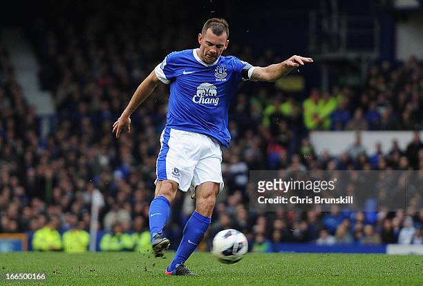 Darron Gibson of Everton scores the opening goal during the Barclays Premier League match between Everton and Queens Park Rangers at Goodison Park on...