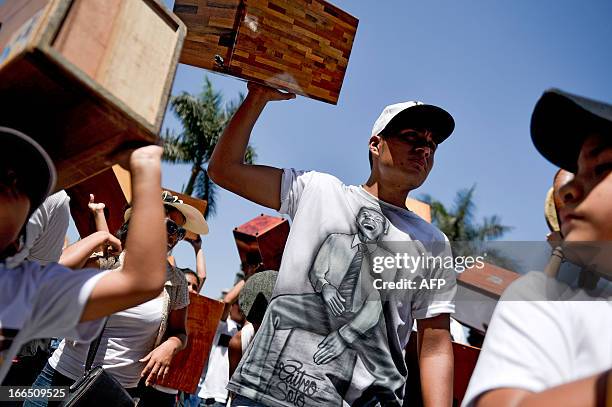 28 Box Shaped Musical Instrument Stock Photos, High-Res Pictures, and ...