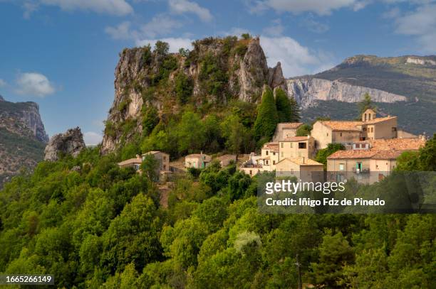 rougon mountain village,  alpes-de-haute-provence, france. - alpes da alta provença imagens e fotografias de stock