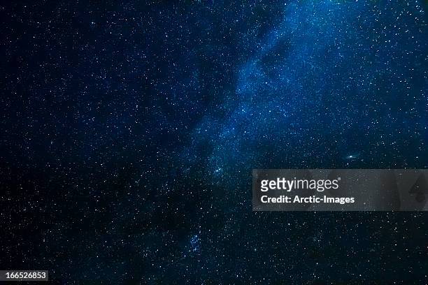starry night with the milky way galaxy - atmosfera foto e immagini stock