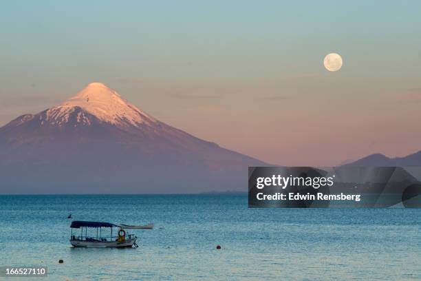 sightseeing boat - osorno volcano - fotografias e filmes do acervo