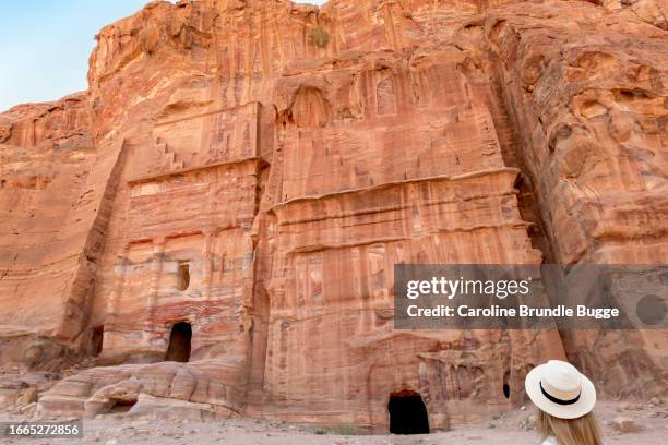 young woman looking at the silk tomb, petra, jordan - jordanië midden oosten stockfoto's en -beelden
