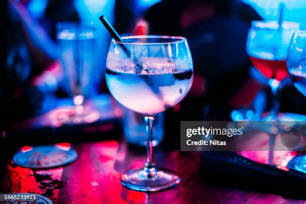 gin tonic cocktail in disco nightclub - gin tonic drink stock pictures, royalty-free photos & images