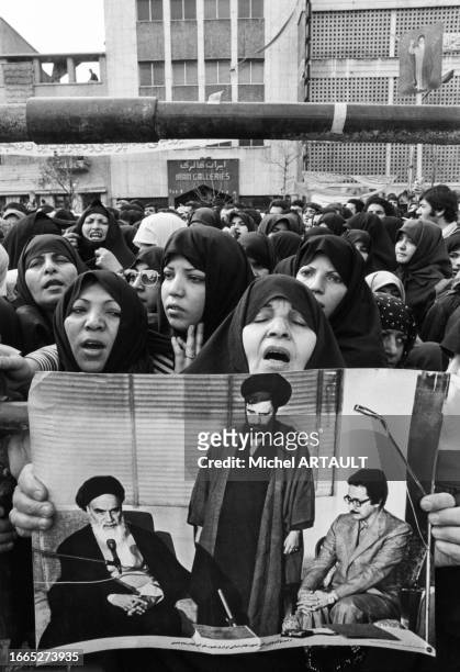 Des manifestants devant l'ambassade américaine d'Iran protestent contre le départ du Chah de Panama pour l'Egypte le 25 mars 1980.