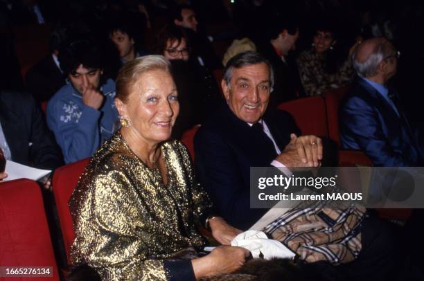 Michèle Morgan et Lino Ventura assistent à un spectacle à l'Olympia le 4 janvier 1987.