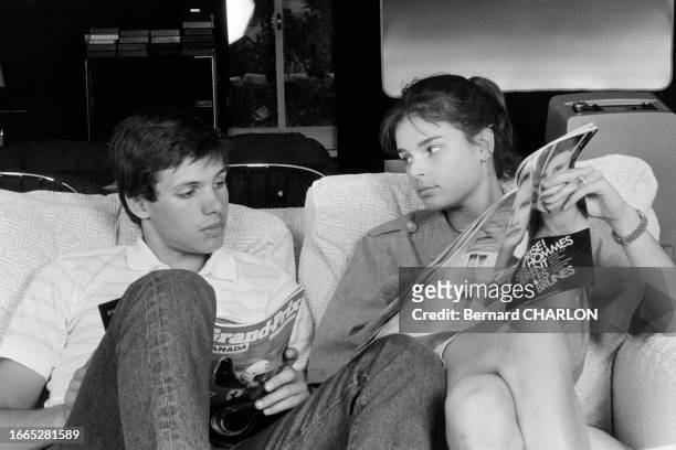 Paul Belmondo et Stéphanie de Monaco dans les locaux de la société Cerito Films/René Chateau Editions à Paris en juillet 1983