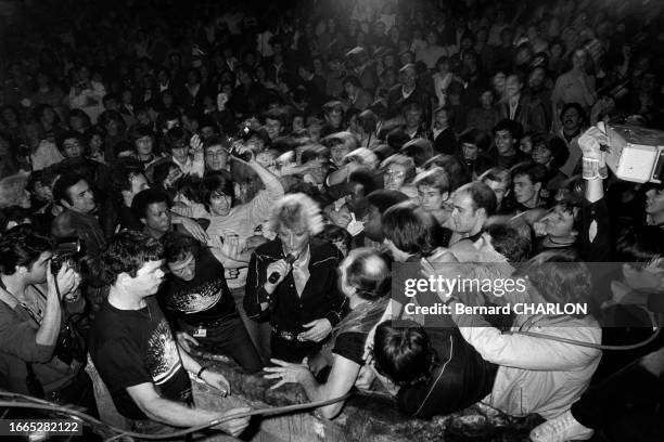 Bain de foule pour Johnny Hallyday lors de son concert au Palais des Sports de Paris le 11 novembre 1982