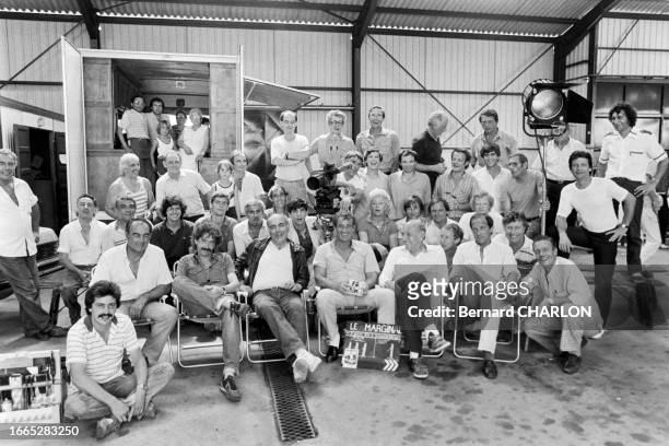 Jean-Paul Belmondo et l'équipe du film 'Le Marginal' lors du tournage du film à Marseille en juillet 1983