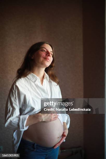 captivating pregnancy portrait: sturge-weber syndrome and the glow of motherhood - maternity wear photos et images de collection