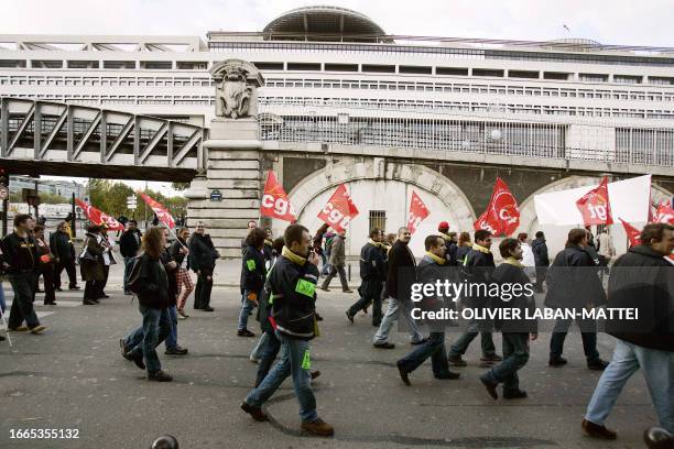 Des agents de la Poste passent devant le ministère des Finances, le 14 novembre 2006 à Paris, lors d'une manifestation à l'appel des syndicats CFDT,...