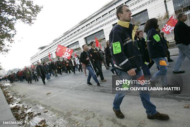 Des agents de la Poste passent devant le ministère des Finances, le 14 novembre 2006 à Paris, lors d'une manifestation à l'appel des syndicats CFDT,...