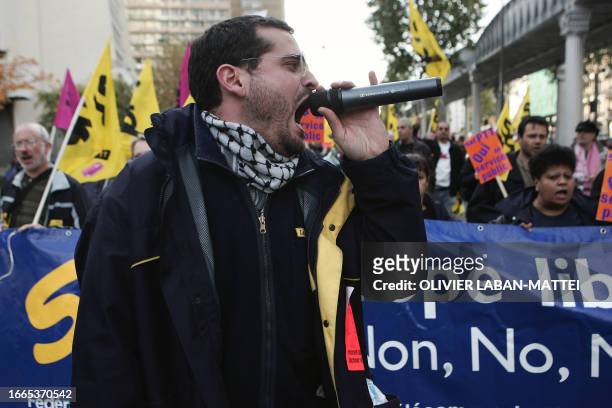Des agents de la Poste manifestent, le 14 novembre 2006 à Paris, à l'appel des syndicats CFDT, CFTC, CGC, CGT, FO et Sud pour protester contre le...