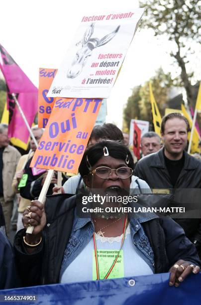 Des agents de la Poste manifestent, le 14 novembre 2006 à Paris, à l'appel des syndicats CFDT, CFTC, CGC, CGT, FO et Sud pour protester contre le...