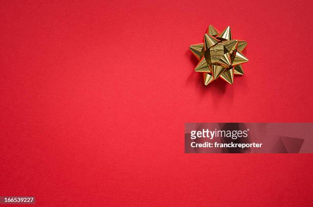 laço de ouro sobre fundo vermelho de natal - wrapping - fotografias e filmes do acervo