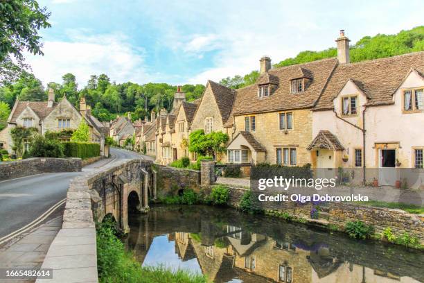 a picturesque view of the cotswold stone cottages in castle combe - cotswolds stockfoto's en -beelden
