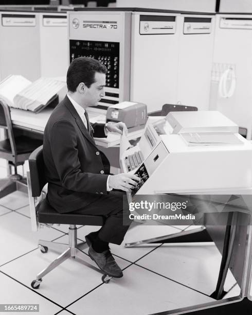 1960s Computer Programmers Computer 1960 1969 Photos and Premium High Res Pictures - Getty Images